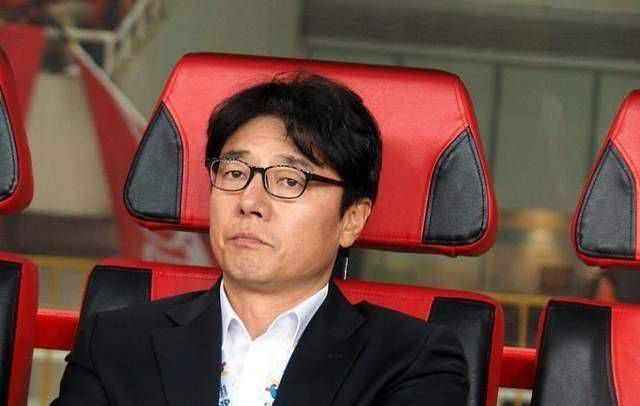 导演约翰内斯;罗伯茨从业十几年来玩转了冒险、灾难、惊悚等商业元素，此番他另辟蹊径，把鲨鱼、深潜、海底岩洞探秘等多重元素熔于一炉，让人物置入嗜血鲨口、47米深潜的黑暗、缺氧等数重危机交织的极致境地
